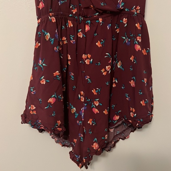 Low-back floral romper w/pockets - Picture 3 of 5